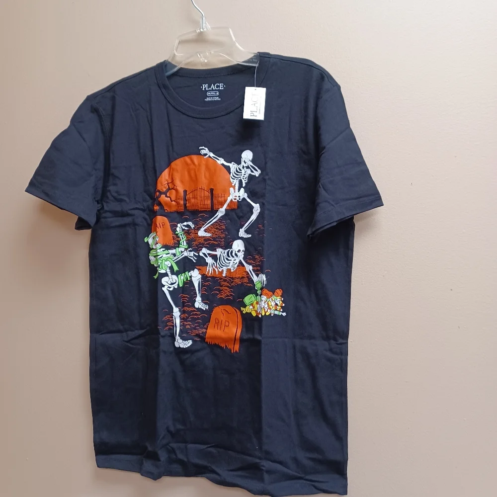 HALLOWEEN tee skeletons in graveyard